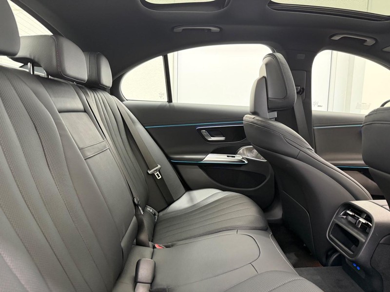 Mercedes-Benz E-Class Vehicle Image 5