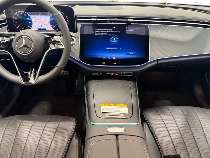 Mercedes-Benz E-Class Vehicle Image 6