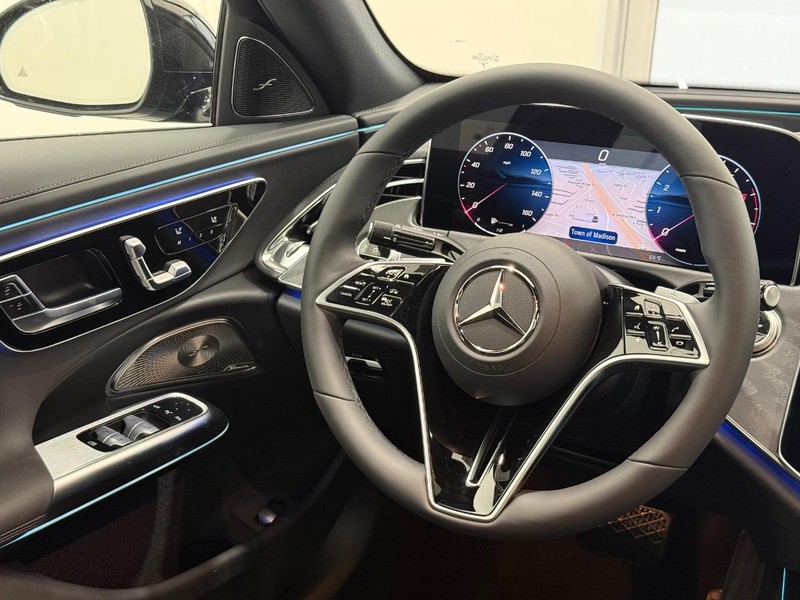 Mercedes-Benz E-Class Vehicle Image 9