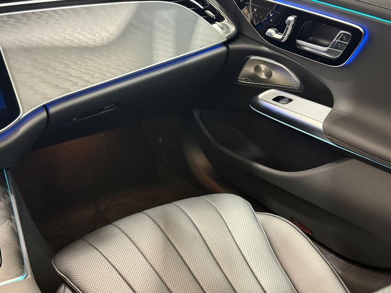Mercedes-Benz E-Class Vehicle Image 10