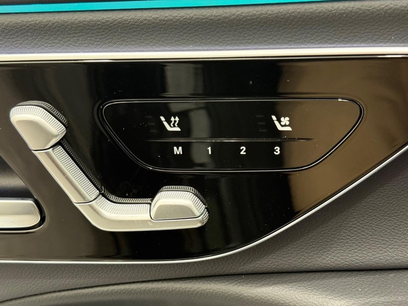 Mercedes-Benz E-Class Vehicle Image 11