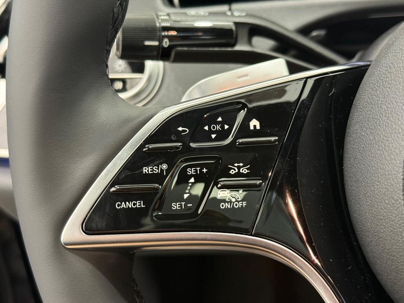 Mercedes-Benz E-Class Vehicle Image 12