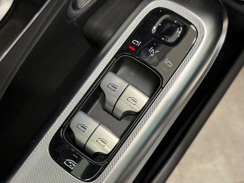 Mercedes-Benz E-Class Vehicle Image 16