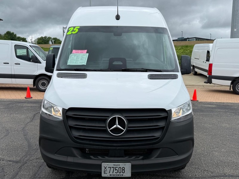 Mercedes-Benz Sprinter Cargo Van Vehicle Full-screen Gallery Image 09
