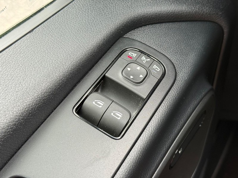 Mercedes-Benz Sprinter Cargo Van Vehicle Full-screen Gallery Image 20