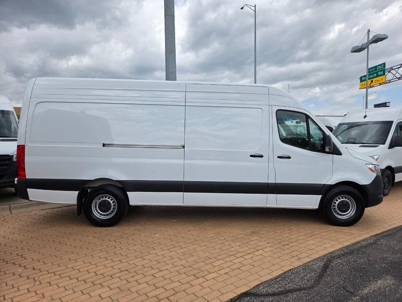 Mercedes-Benz Sprinter Cargo Van Vehicle Full-screen Gallery Image 02