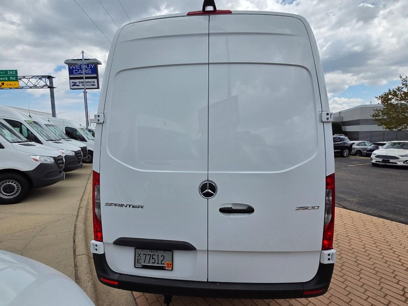 Mercedes-Benz Sprinter Cargo Van Vehicle Full-screen Gallery Image 04