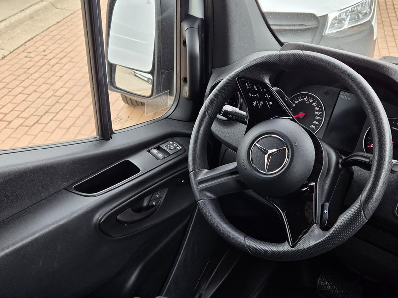 Mercedes-Benz Sprinter Cargo Van Vehicle Full-screen Gallery Image 11