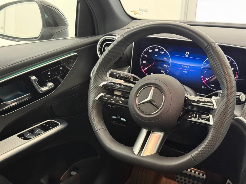 Mercedes-Benz GLC Vehicle Image 11
