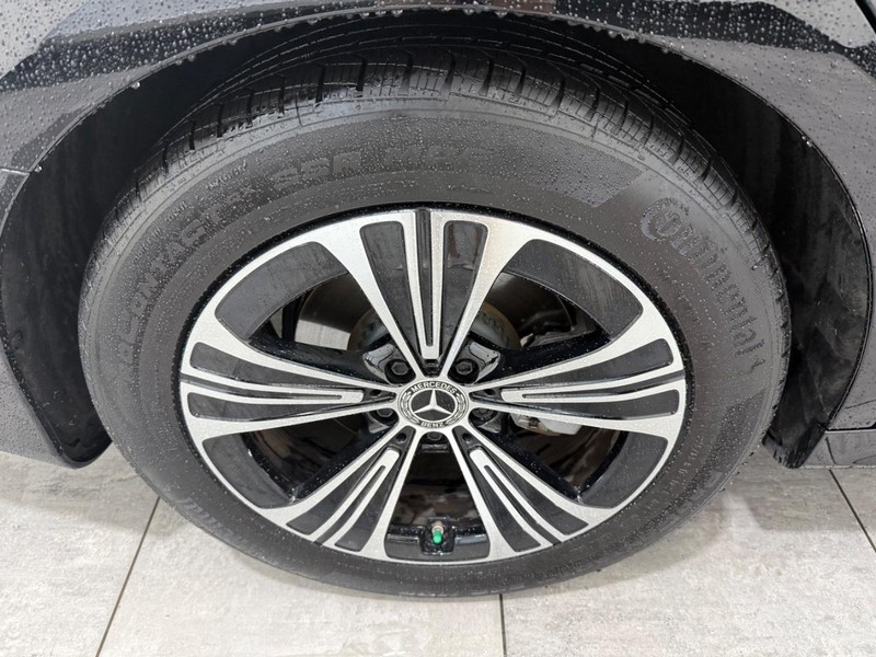 Mercedes-Benz E-Class Vehicle Image 3
