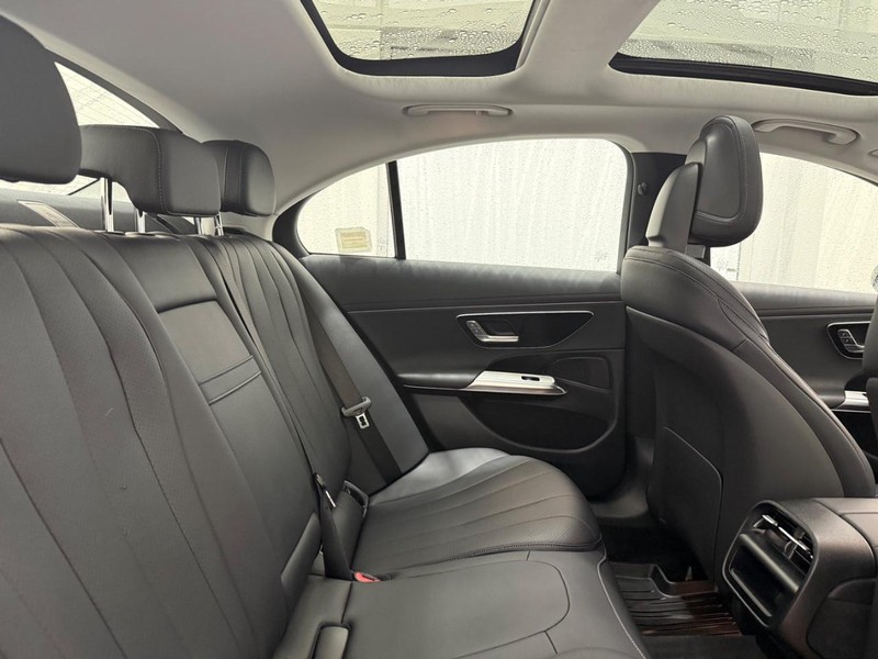 Mercedes-Benz E-Class Vehicle Image 4