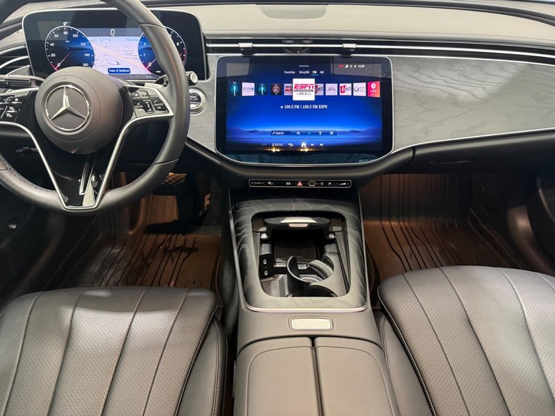 Mercedes-Benz E-Class Vehicle Image 5