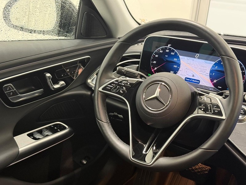 Mercedes-Benz E-Class Vehicle Image 7