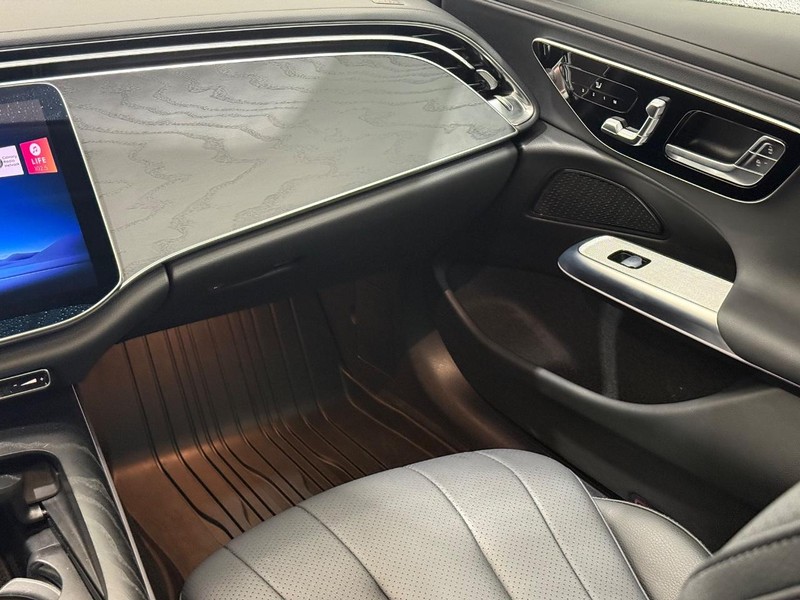 Mercedes-Benz E-Class Vehicle Image 8