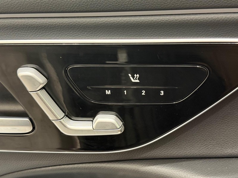 Mercedes-Benz E-Class Vehicle Image 9