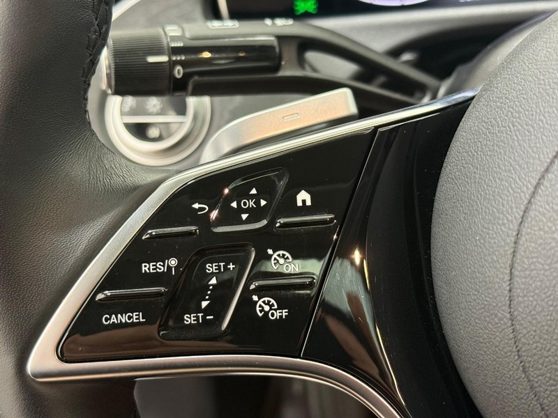 Mercedes-Benz E-Class Vehicle Image 10