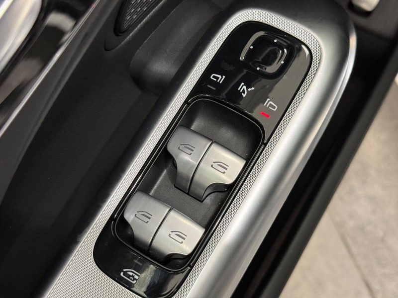 Mercedes-Benz E-Class Vehicle Image 16
