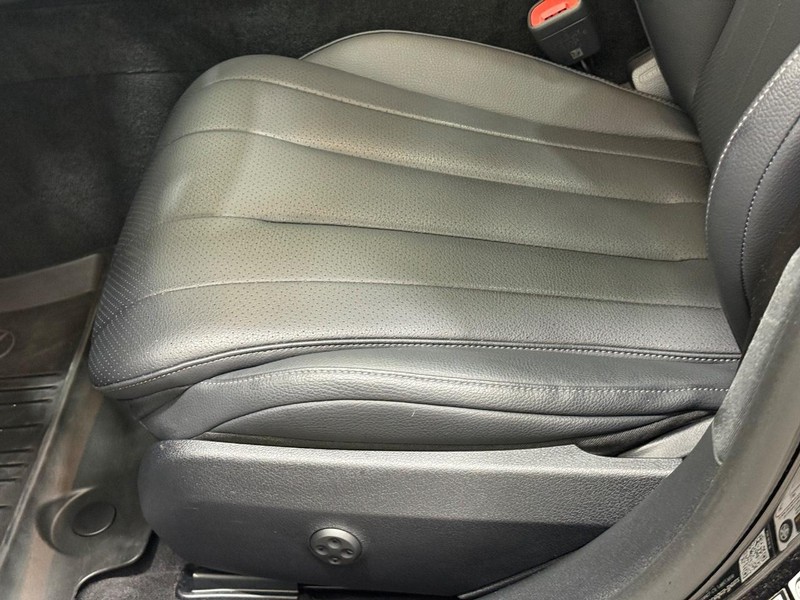 Mercedes-Benz E-Class Vehicle Image 17