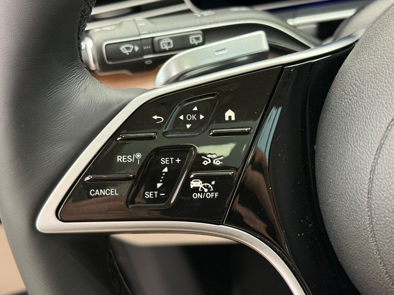 Mercedes-Benz GLE Vehicle Image 11