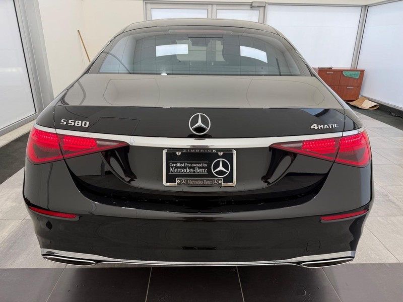 Mercedes-Benz S-Class Vehicle Full-screen Gallery Image 03