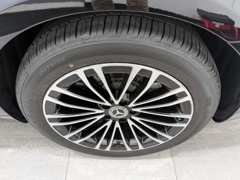 Mercedes-Benz S-Class Vehicle Full-screen Gallery Image 05