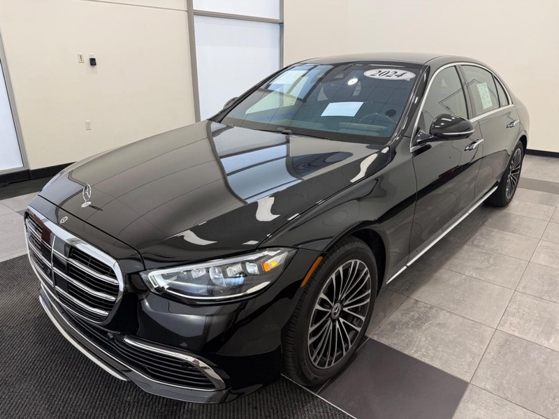 Mercedes-Benz S-Class Vehicle Full-screen Gallery Image 06