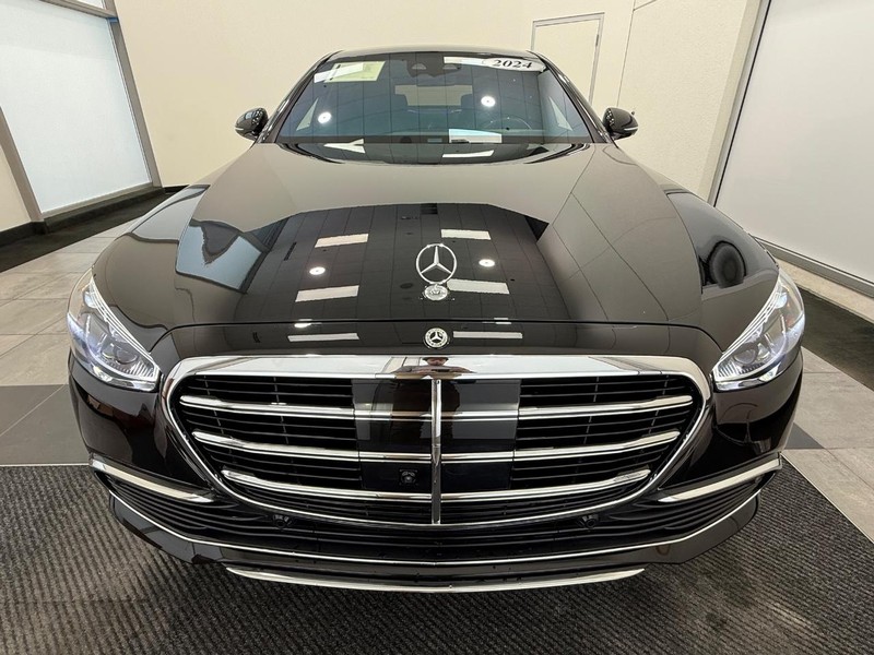Mercedes-Benz S-Class Vehicle Full-screen Gallery Image 07