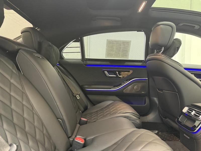 Mercedes-Benz S-Class Vehicle Full-screen Gallery Image 08
