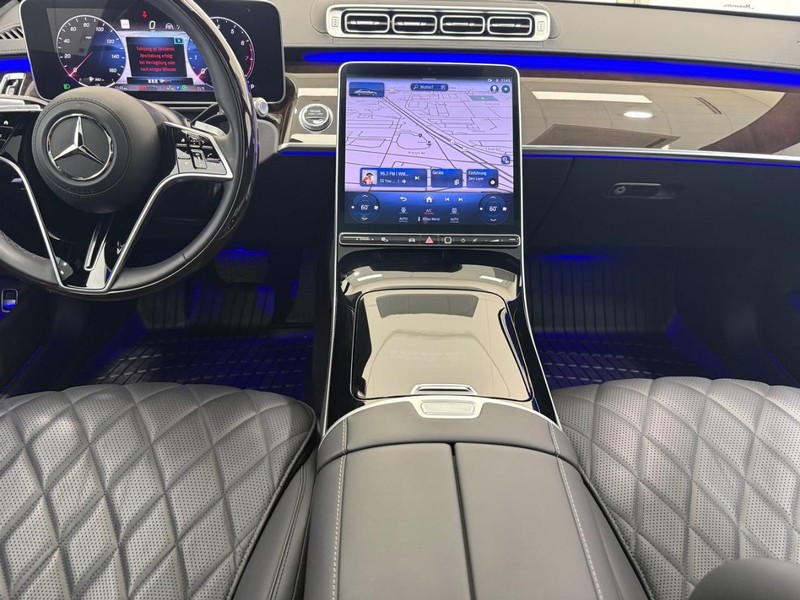 Mercedes-Benz S-Class Vehicle Full-screen Gallery Image 09