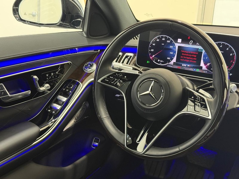 Mercedes-Benz S-Class Vehicle Full-screen Gallery Image 11