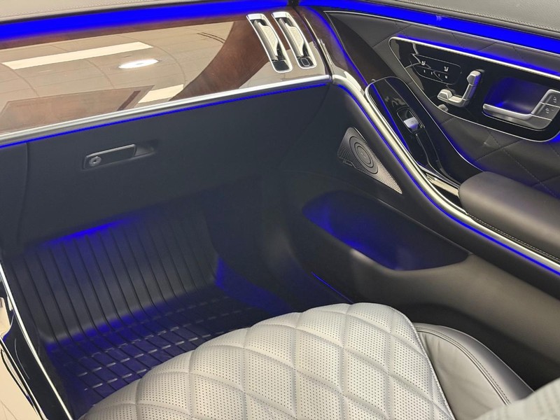 Mercedes-Benz S-Class Vehicle Full-screen Gallery Image 12