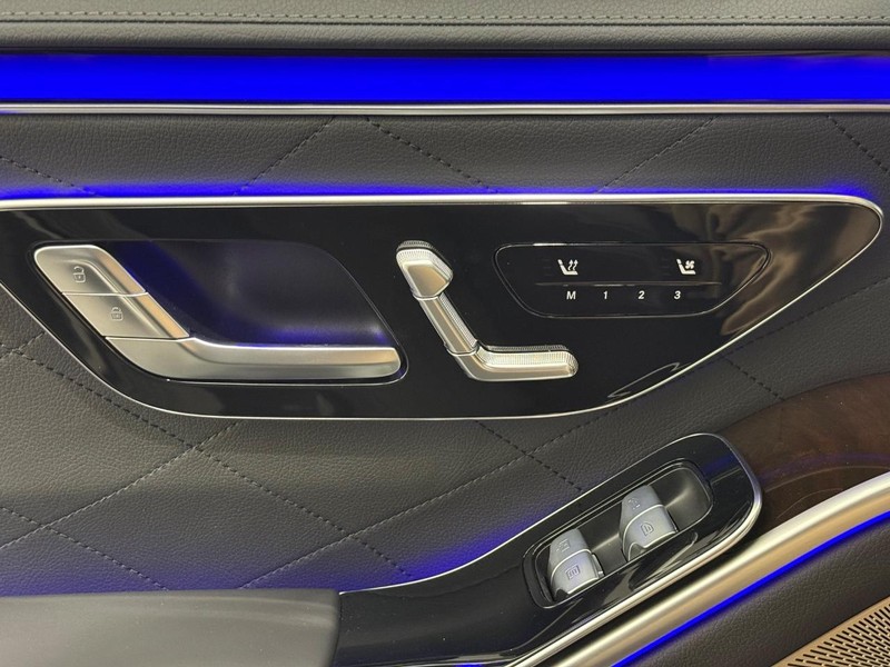 Mercedes-Benz S-Class Vehicle Full-screen Gallery Image 13