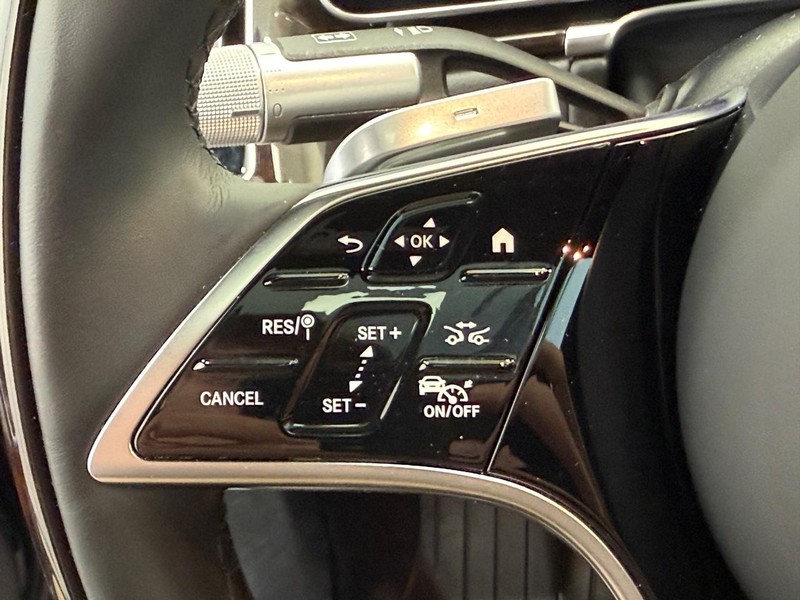 Mercedes-Benz S-Class Vehicle Full-screen Gallery Image 14