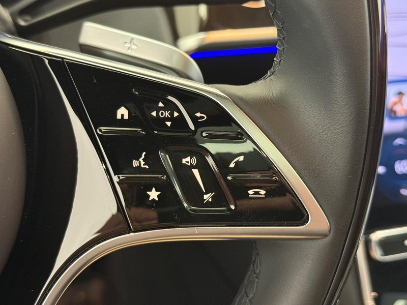 Mercedes-Benz S-Class Vehicle Full-screen Gallery Image 15