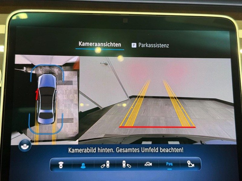Mercedes-Benz S-Class Vehicle Full-screen Gallery Image 17