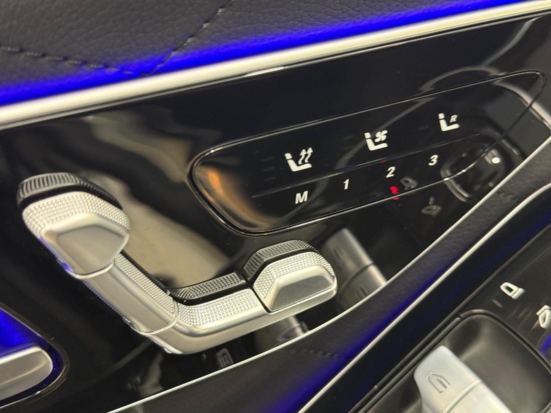 Mercedes-Benz S-Class Vehicle Full-screen Gallery Image 18