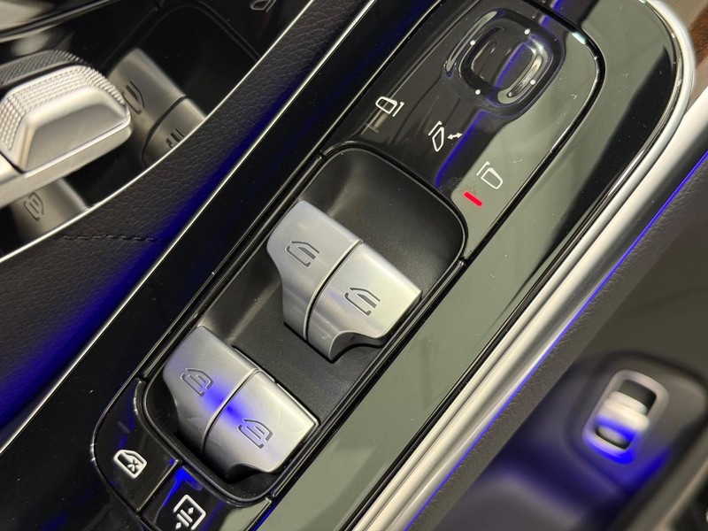 Mercedes-Benz S-Class Vehicle Full-screen Gallery Image 19