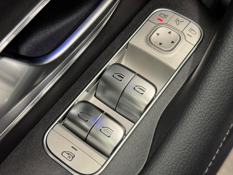 Mercedes-Benz GLE Vehicle Image 17