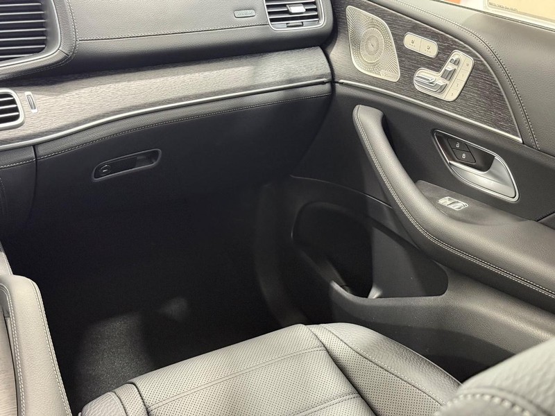 Mercedes-Benz GLE Vehicle Image 9