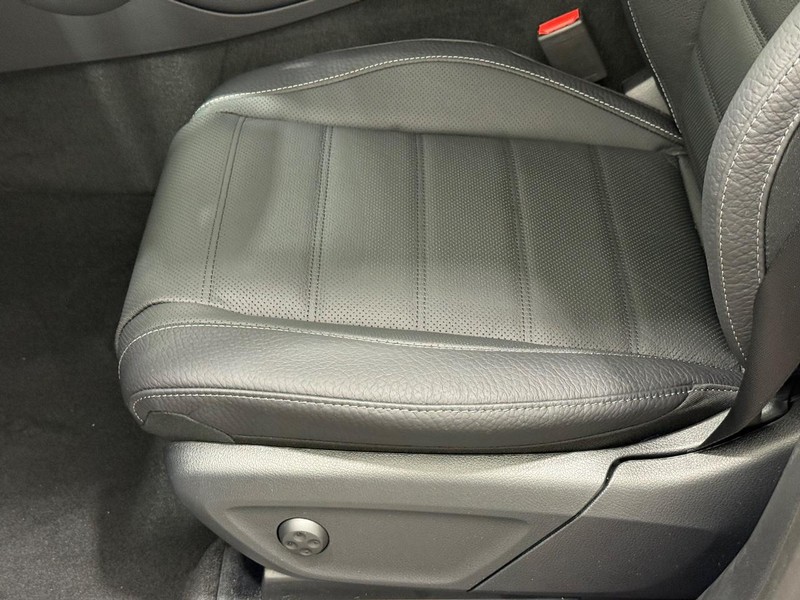 Mercedes-Benz GLE Vehicle Image 17