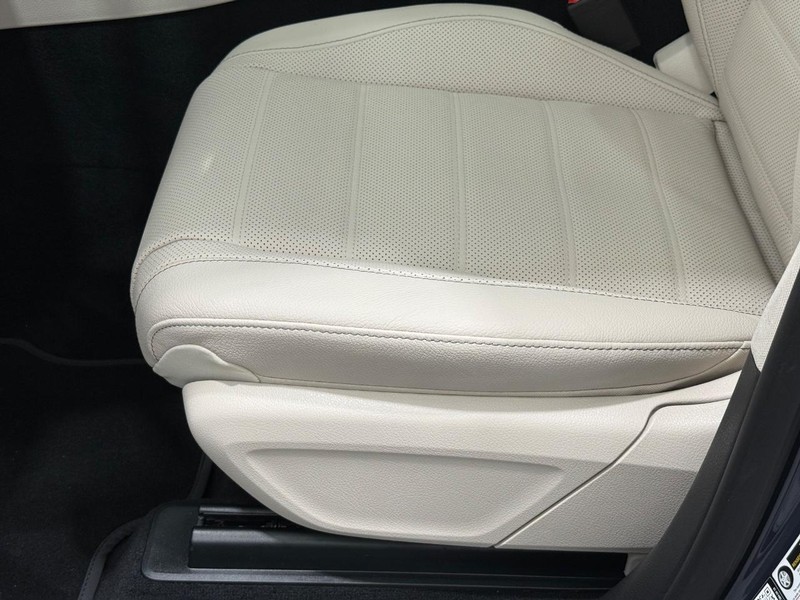 Mercedes-Benz GLE Vehicle Image 16