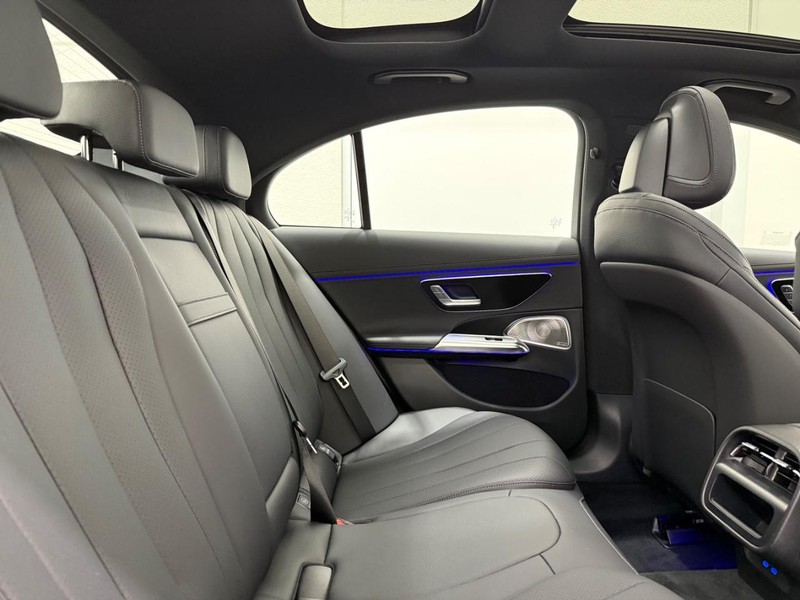 Mercedes-Benz E-Class Vehicle Image 4