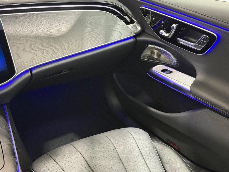 Mercedes-Benz E-Class Vehicle Image 8