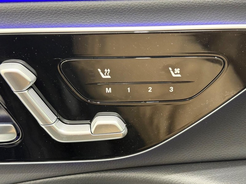 Mercedes-Benz E-Class Vehicle Image 9