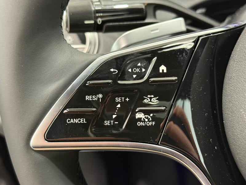 Mercedes-Benz E-Class Vehicle Image 10