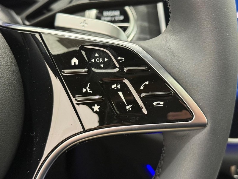 Mercedes-Benz E-Class Vehicle Image 11
