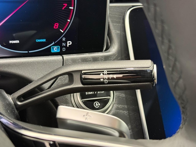 Mercedes-Benz E-Class Vehicle Image 12