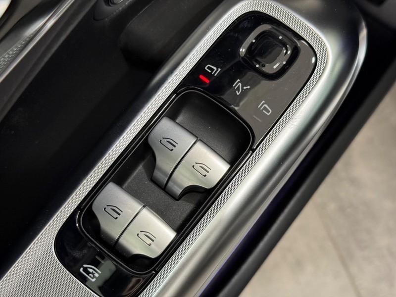Mercedes-Benz E-Class Vehicle Image 14