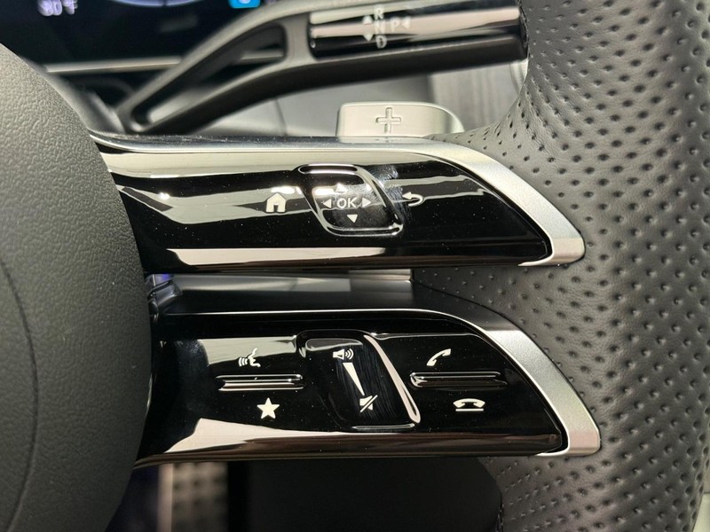 Mercedes-Benz GLC Vehicle Image 11