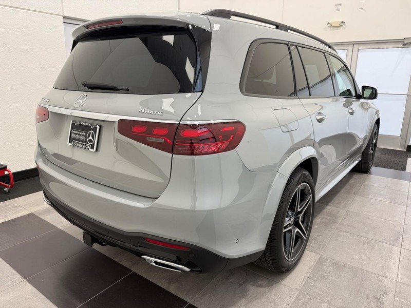 Mercedes-Benz GLS Vehicle Full-screen Gallery Image 02